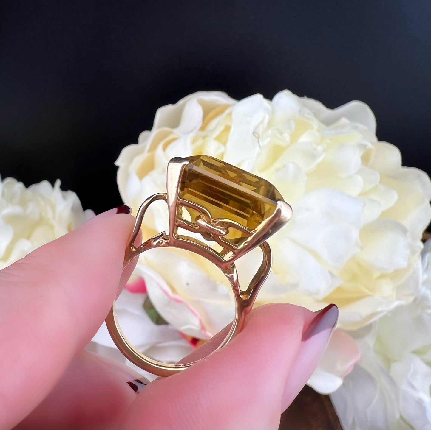 Anello cocktail con citrino taglio smeraldo – Londra, 1962