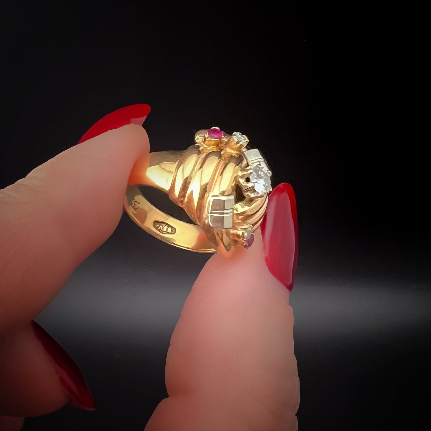 18 Karat Gelbgoldring mit Diamanten und Rubinen