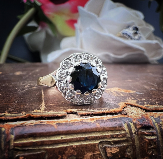 Anello vintage a margherita con zaffiro e diamanti – Londra, 1990