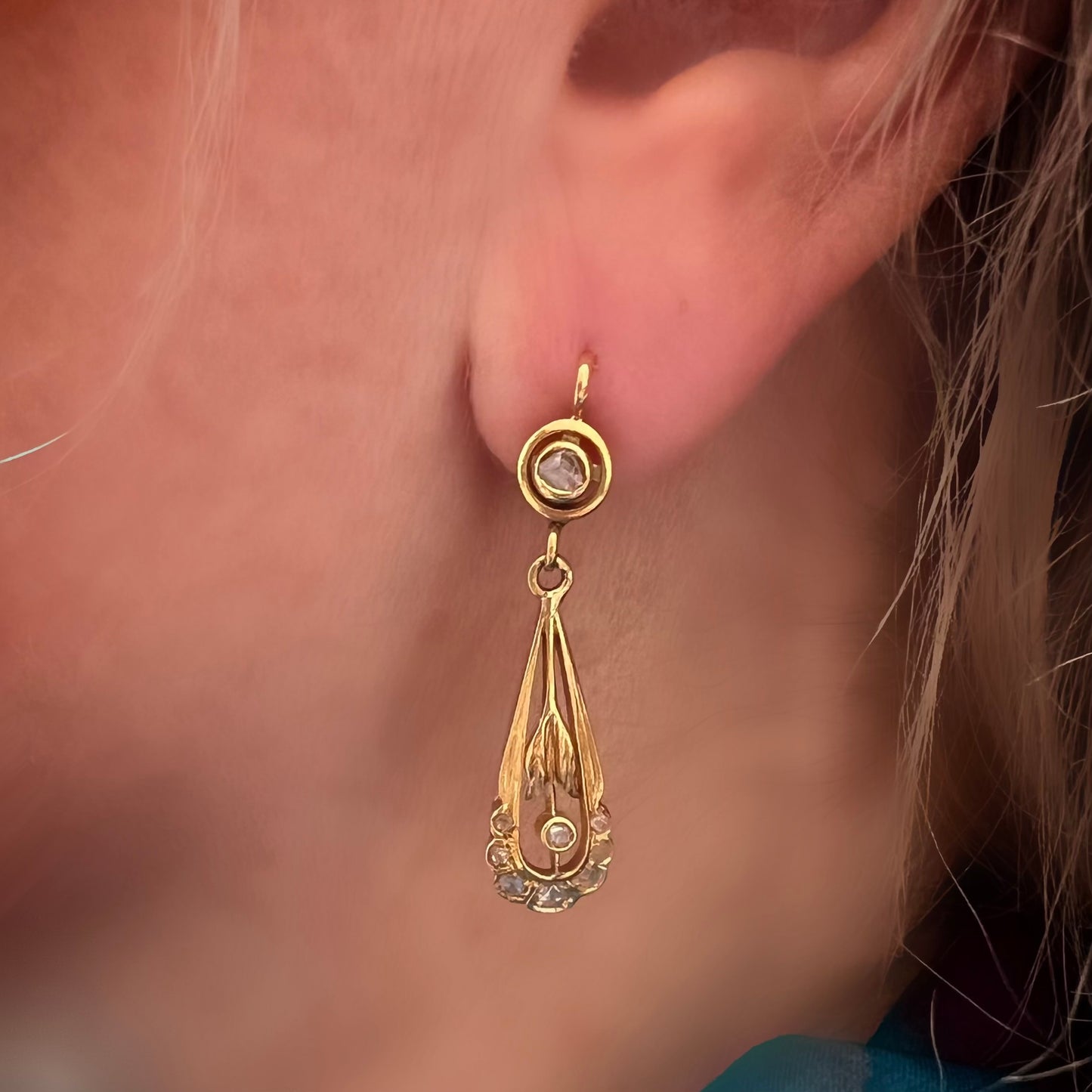 Pair of Art Nouveau earrings in 18K gold and diamonds