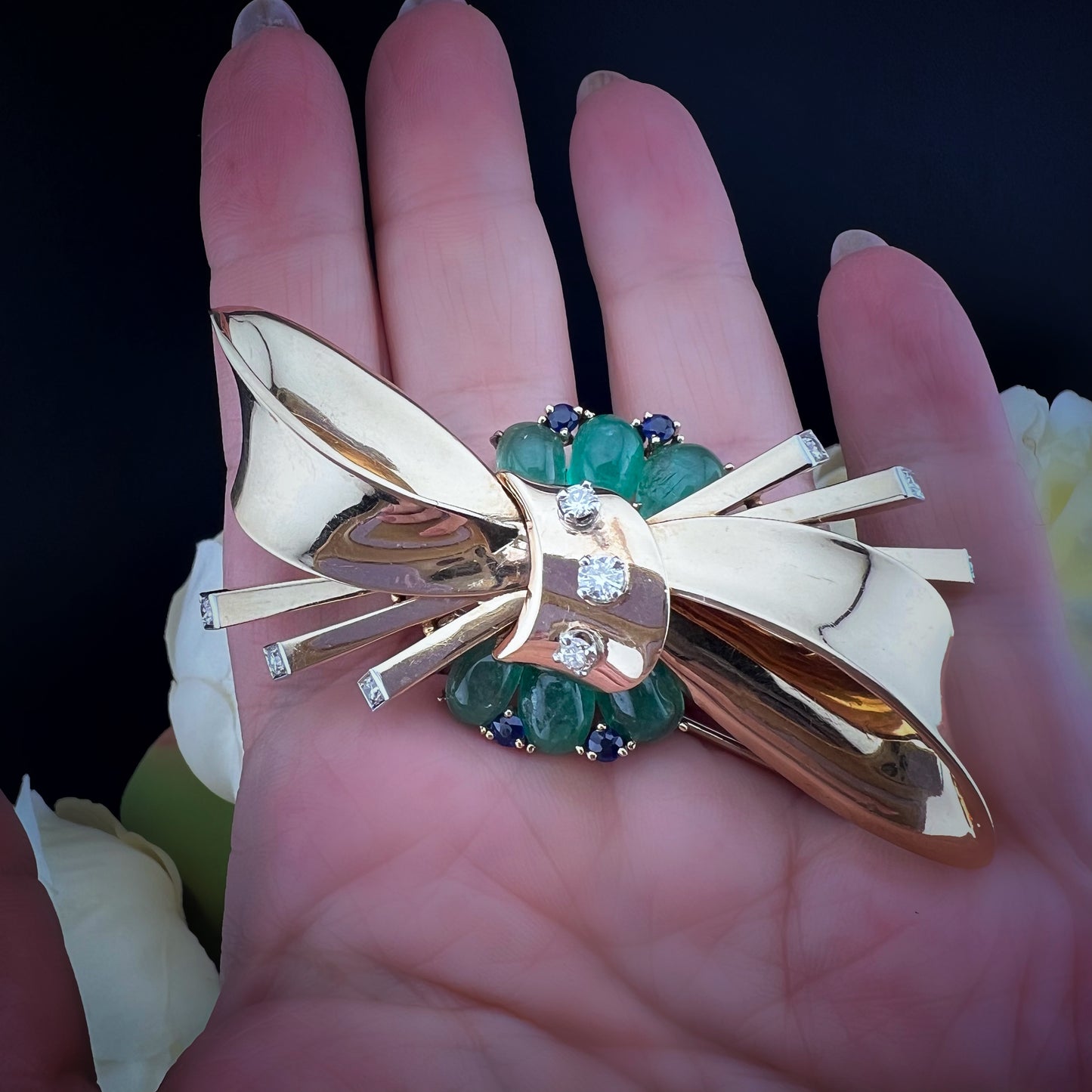 Importante spilla in oro, diamanti, smeraldi e zaffiri: Trabert & Hoeffer/Mauboussin REFLECTION