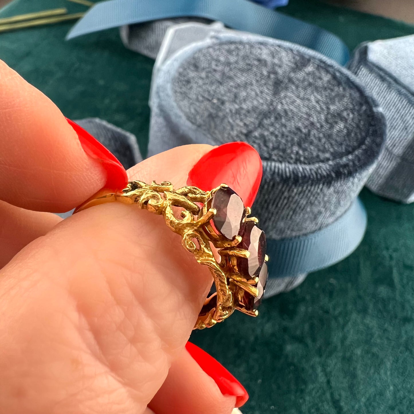 Ring with three garnets in 18k yellow gold