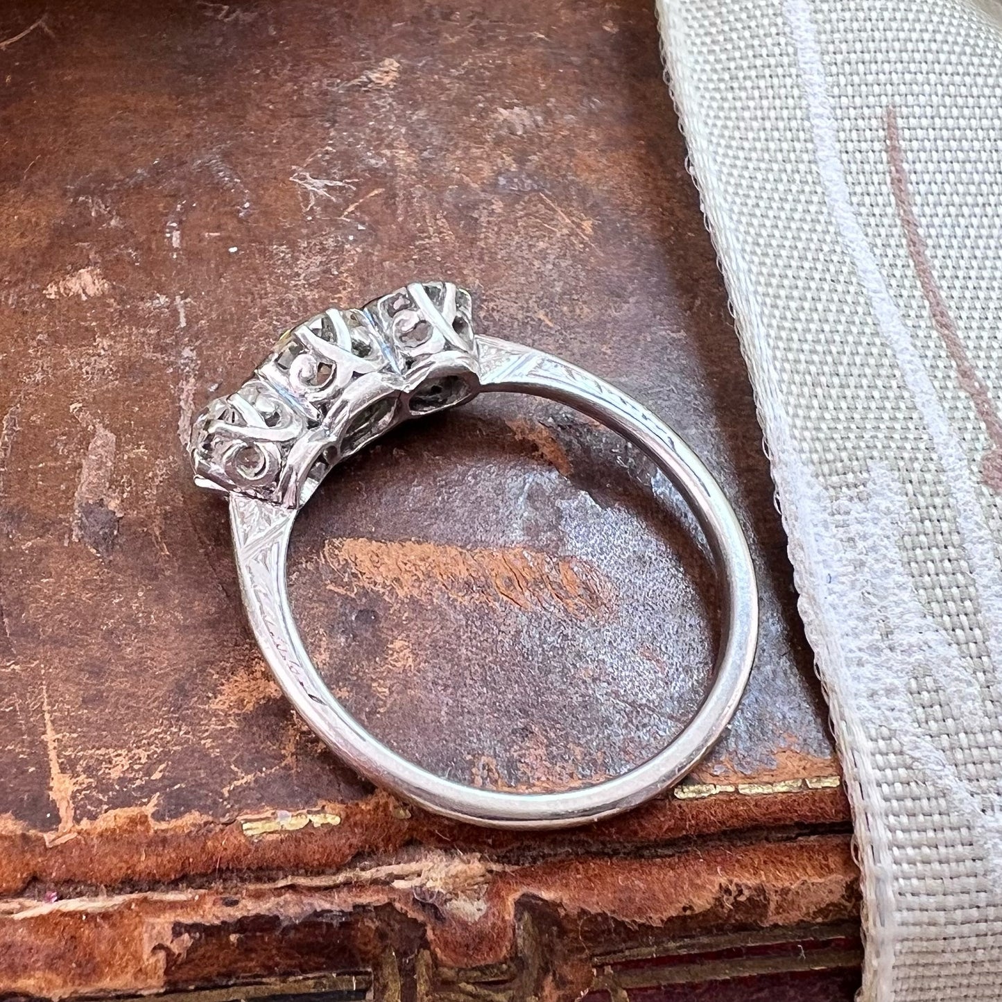 Anello trilogy in platino con diamanti old mine cut - circa 1910-20