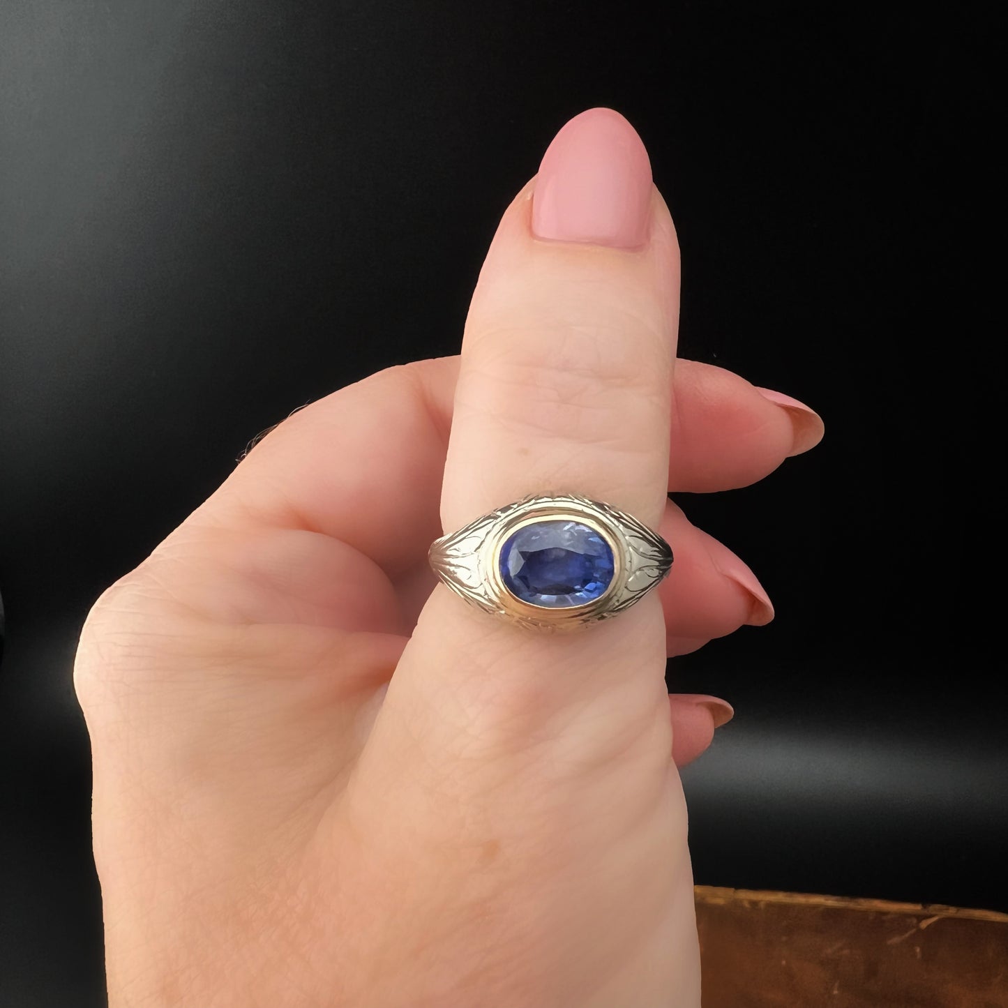 18 Karat Gelb- und Weißgoldring mit synthetischem Saphir aus den 1950er Jahren