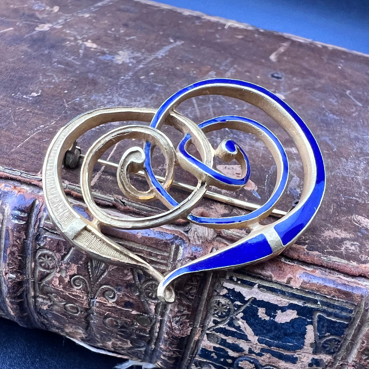 Designerbrosche aus 18 Karat Gold mit stilisiertem Herz – Blaue Emaille und Satin-Finish, Italien, 1970er