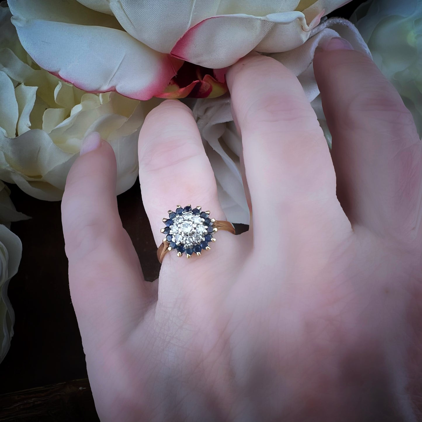 Anello Margherita in oro giallo 18 carati con diamanti e zaffiri – Londra, 1989