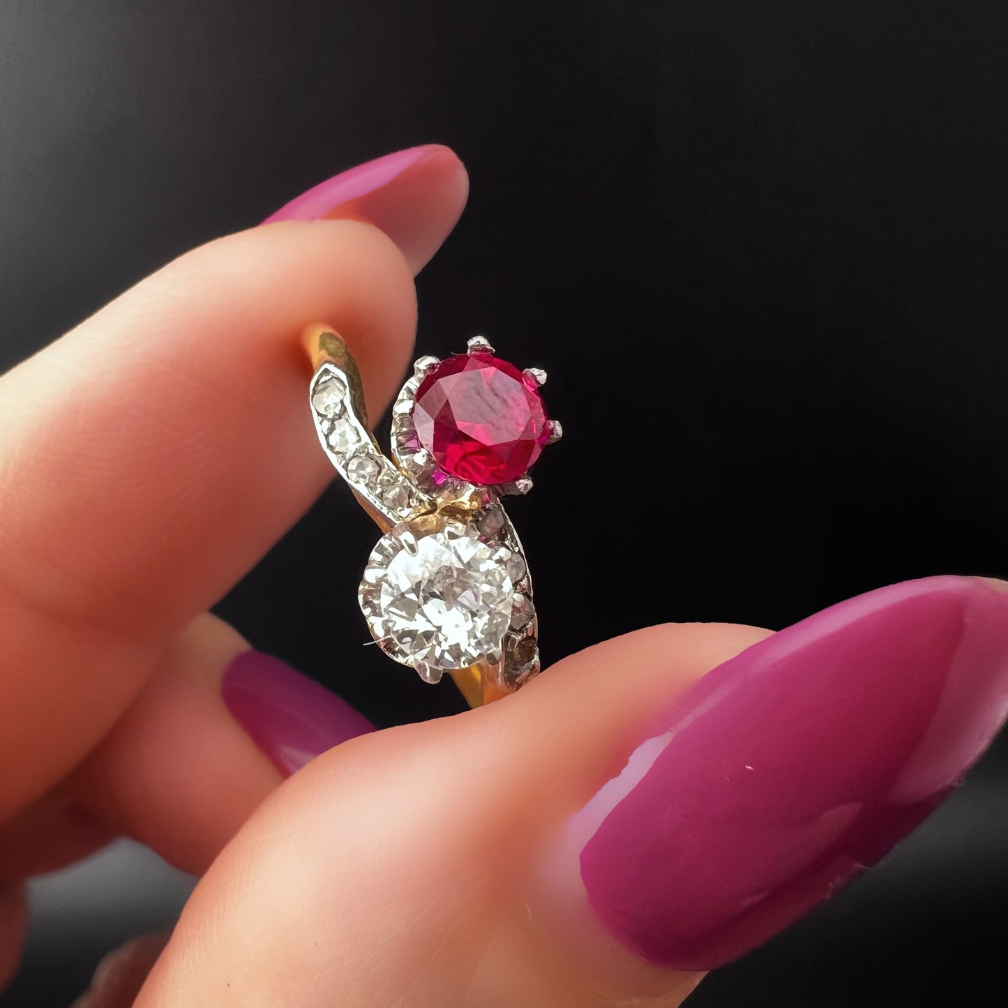 Toi et moi - contrariè ring in 18 ct gold with 0.40 ct old mine diamond and synthetic ruby