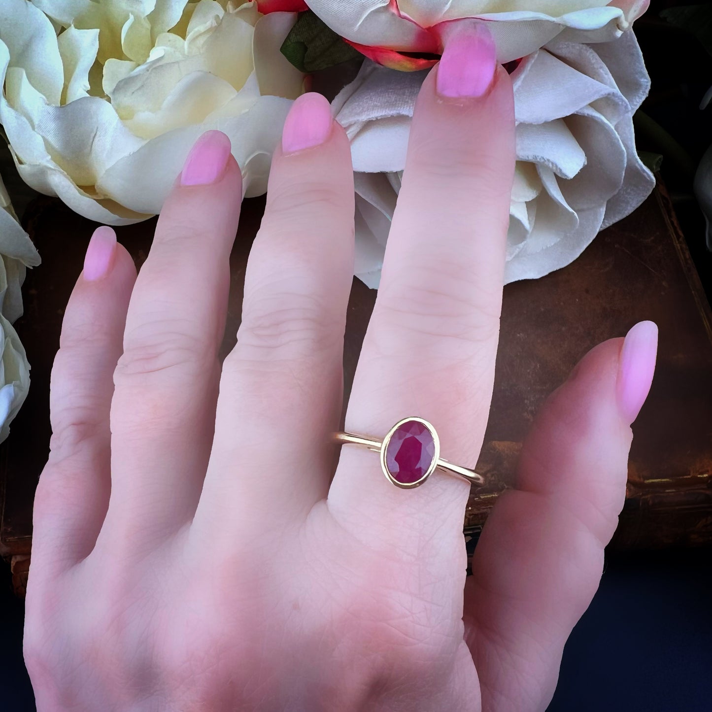 Anello vintage in oro giallo con rubino naturale – Inghilterra, anni ’80