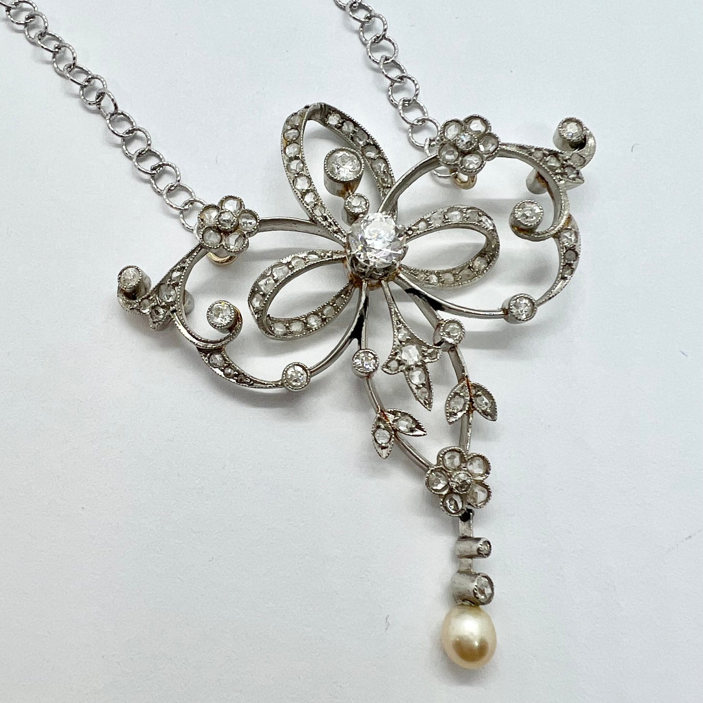 1920s lavalier necklace in 18kt white gold and 1.20ct diamonds