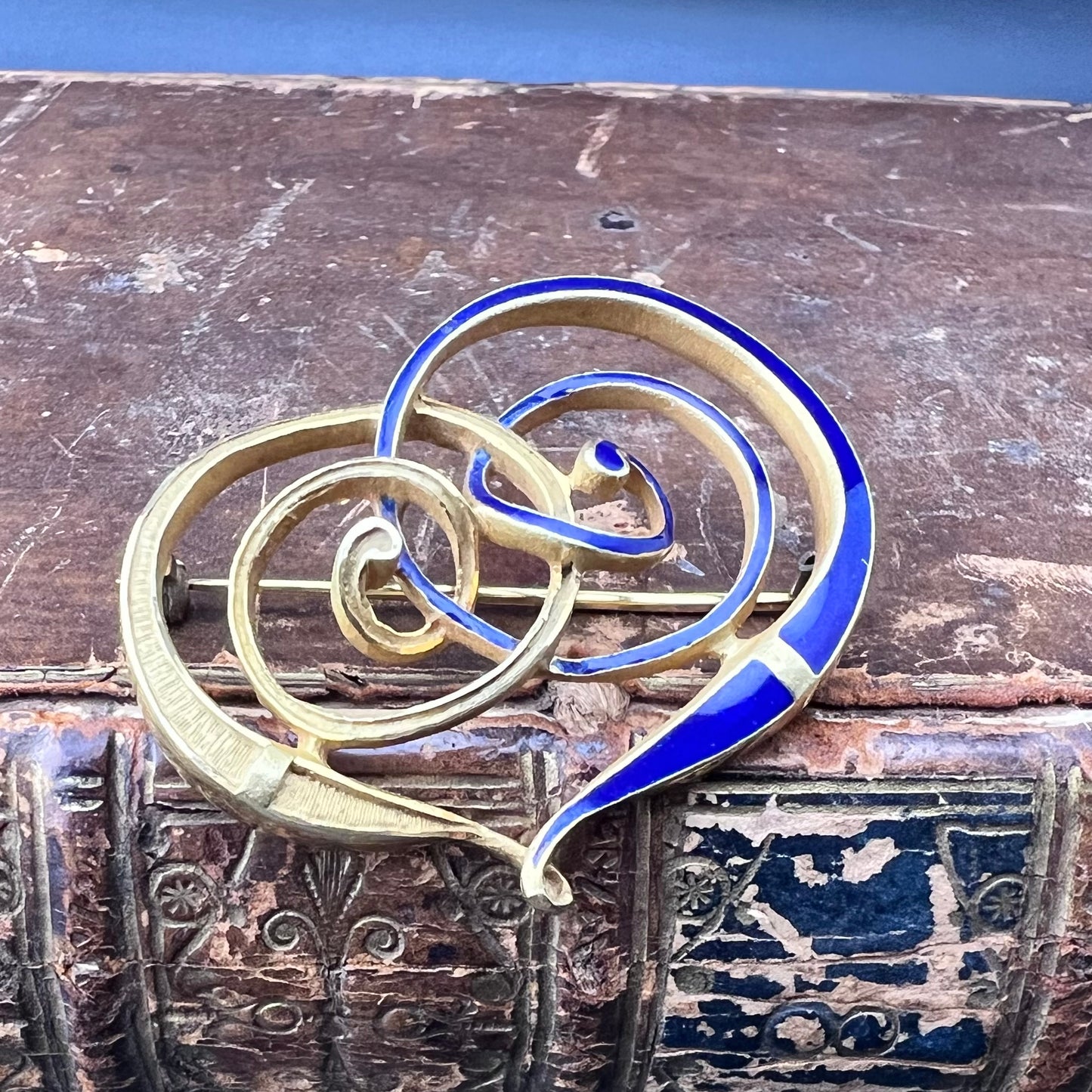 Designerbrosche aus 18 Karat Gold mit stilisiertem Herz – Blaue Emaille und Satin-Finish, Italien, 1970er