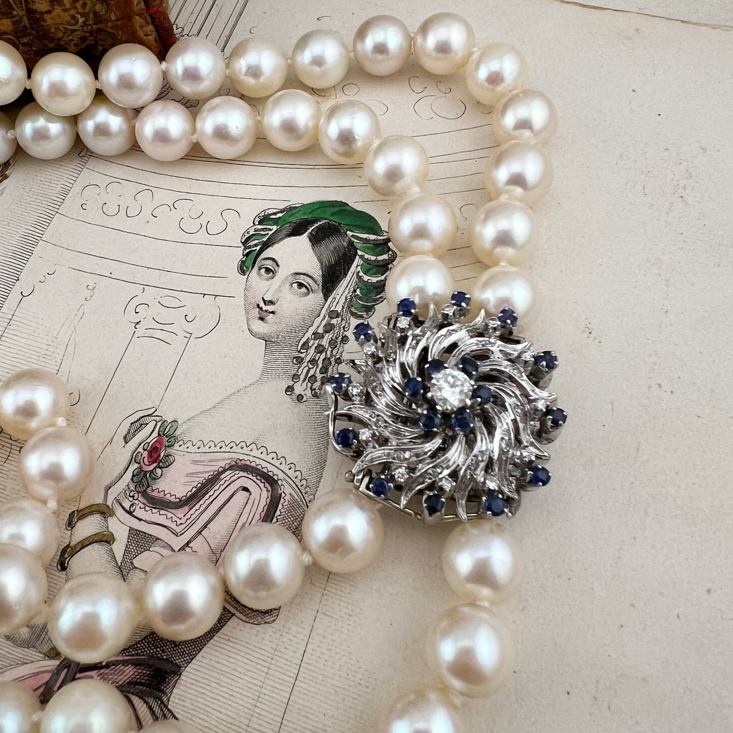 Collana girocollo a due fili di perle Akoya con chiusura in oro bianco 18 kt con diamanti e zaffiri