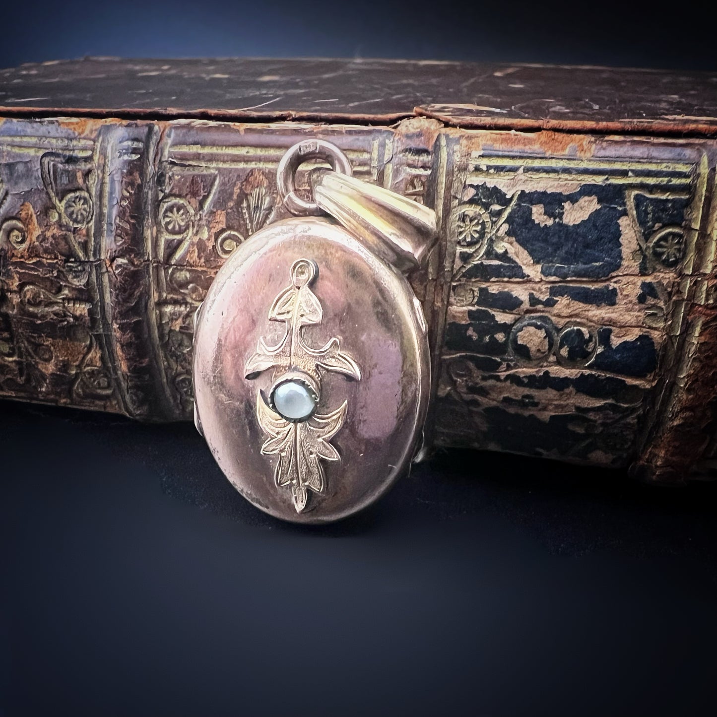 Antique Victorian 9ct gold locket