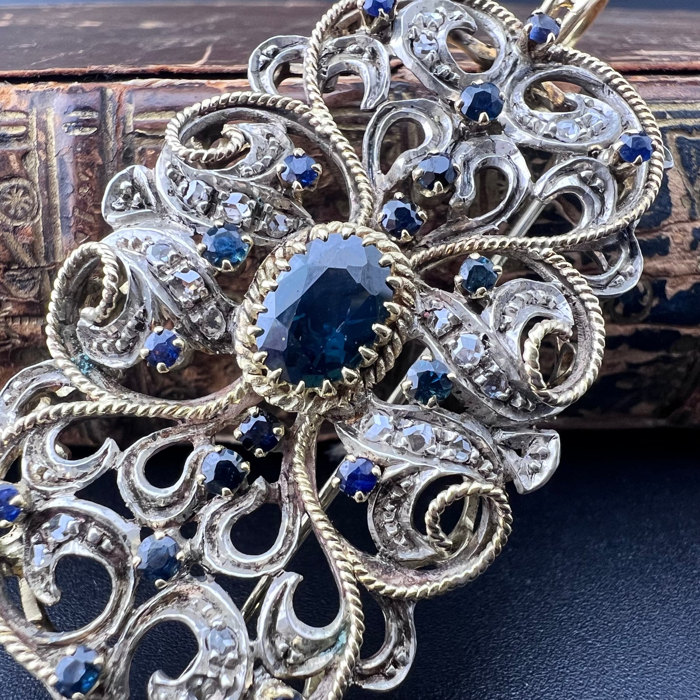 Anhänger - Brosche aus Gold, Silber, Saphiren und Diamantrosetten