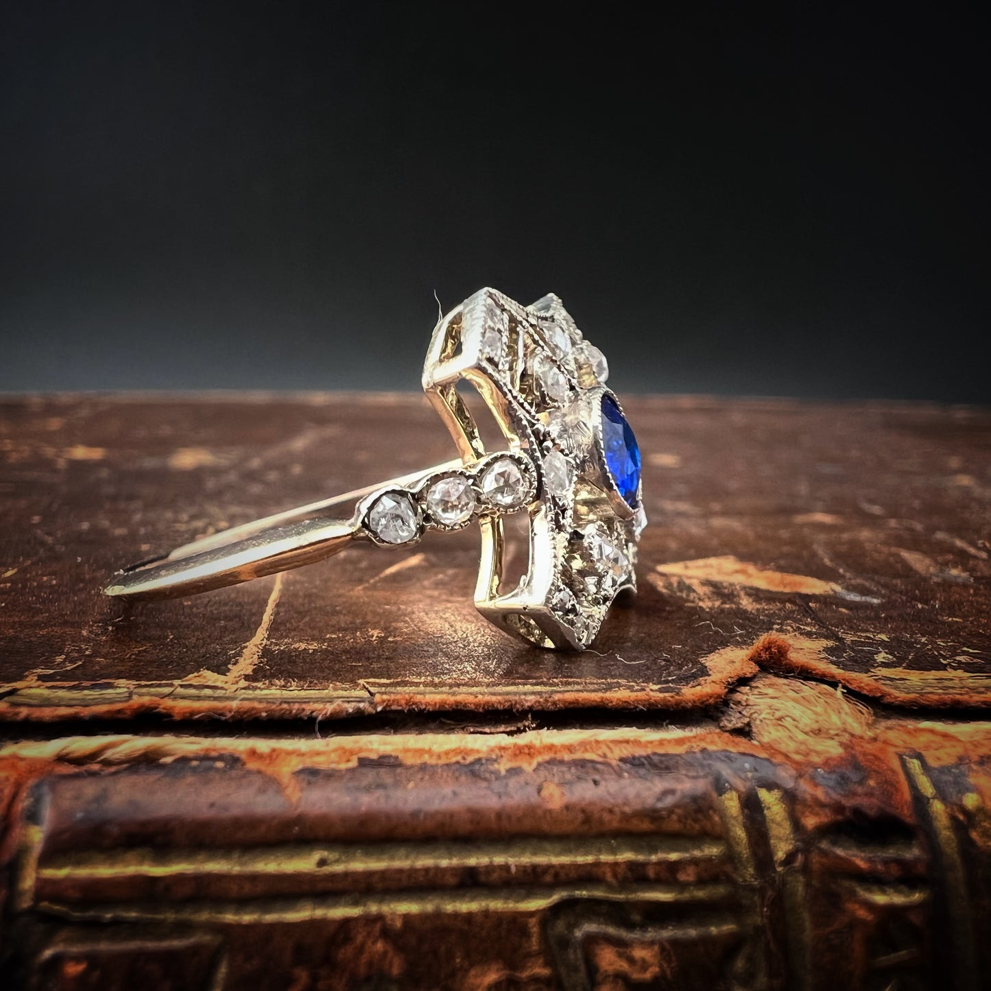 Anello Art Déco in oro 14 ct, diamanti e zaffiro di sintesi
