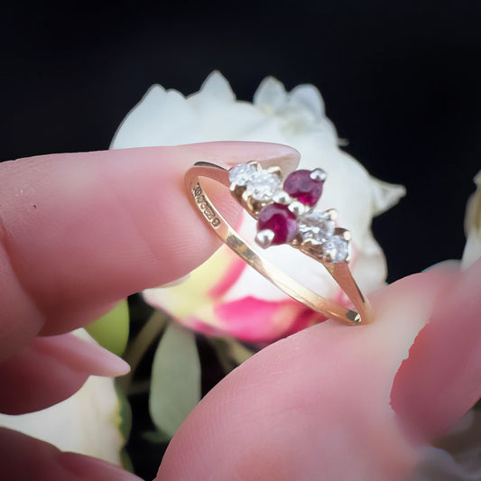 Anello Vintage con Rubini e Diamanti – Sheffield, 1983