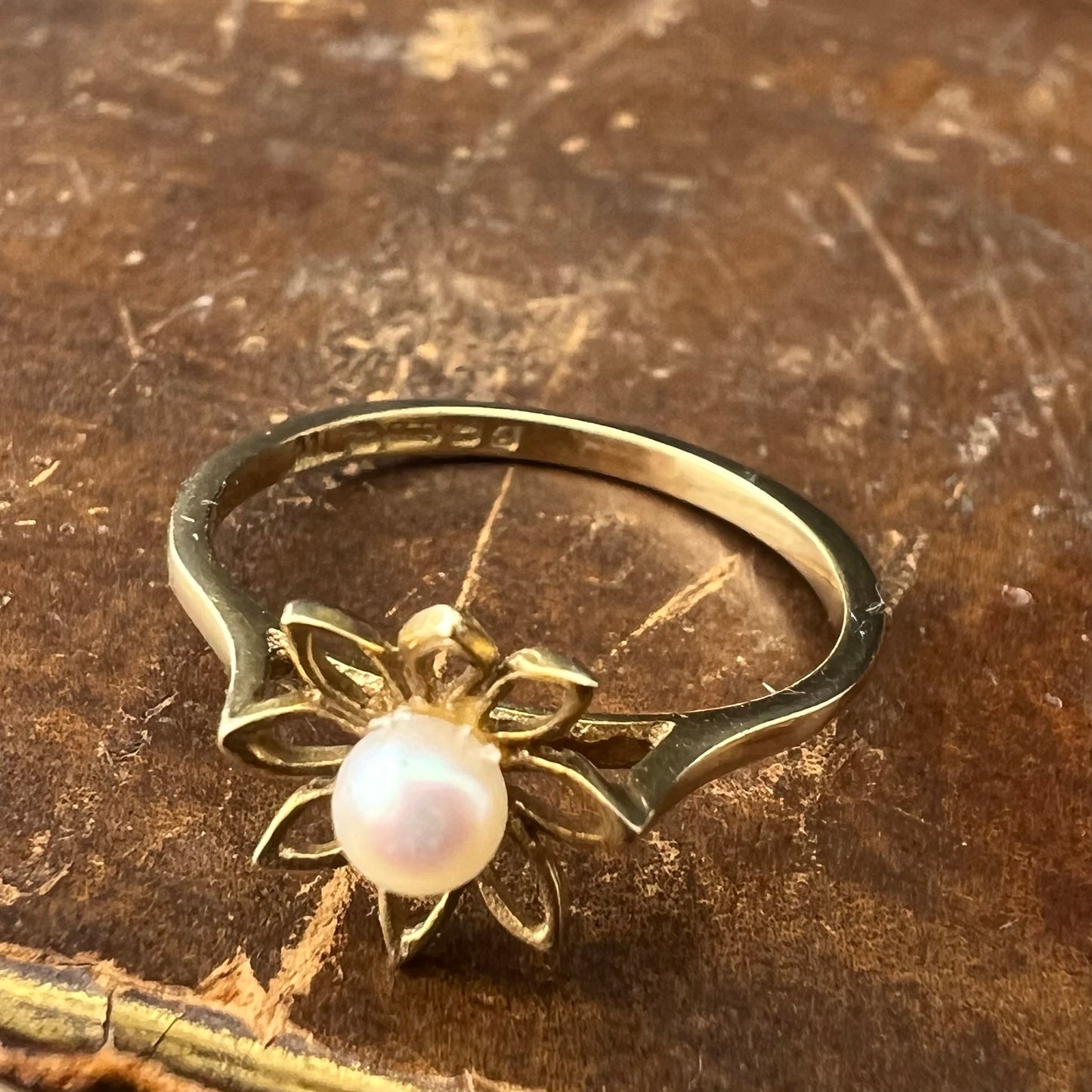 Daisy ring with central pearl
