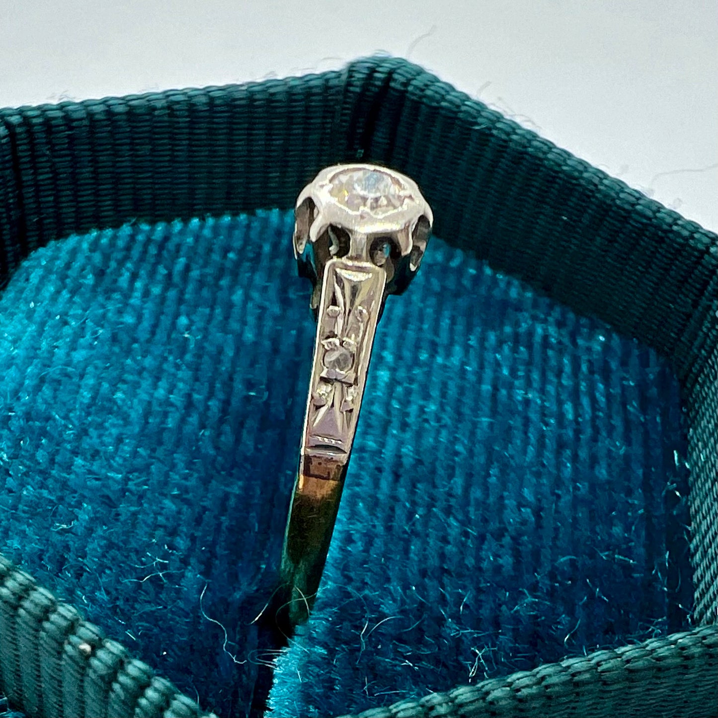 Solitaire ring with diamond from the early 1900s in 18 yellow gold