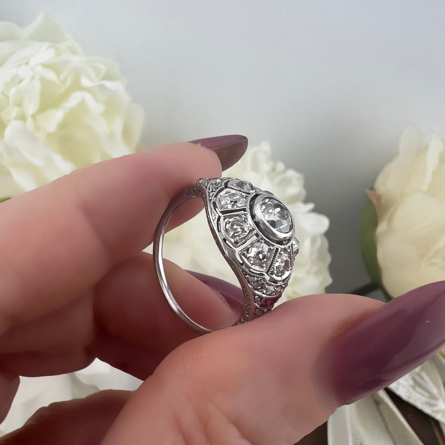 Anello anni ‘20-‘30 in platino con diamanti old mine ct 1.60 totali e rubini