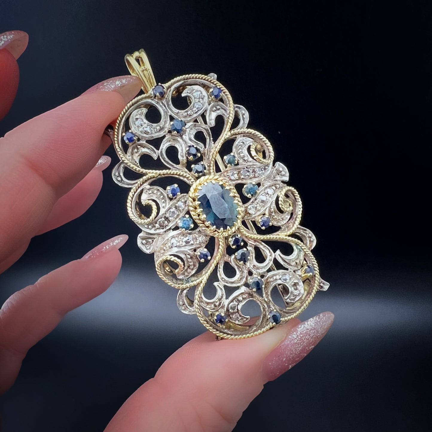 Anhänger - Brosche aus Gold, Silber, Saphiren und Diamantrosetten