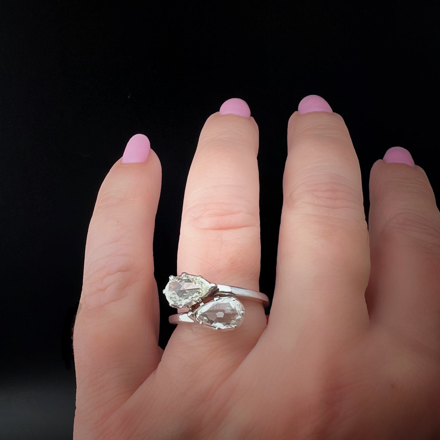18K white gold “Toi et Moi” contrariè ring with pear-cut diamonds – Italy, 1920s