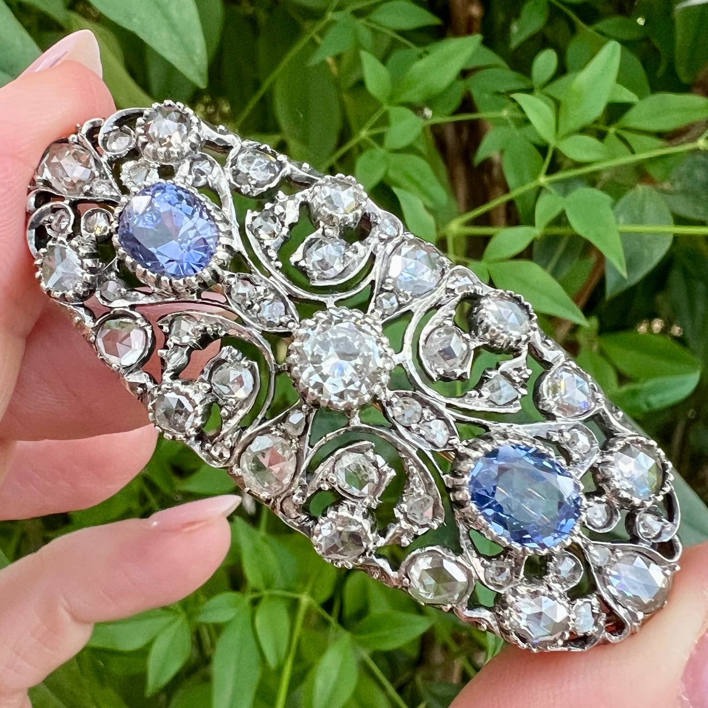 Brosche mit Ceylon-Kornblumen-Saphiren und Diamanten