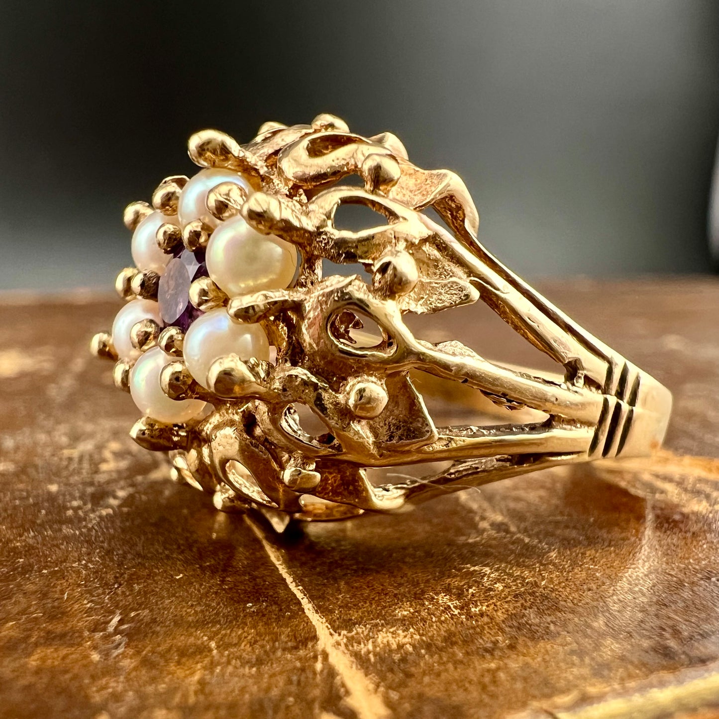 Goldener Gänseblümchenring mit Amethyst und Perlen