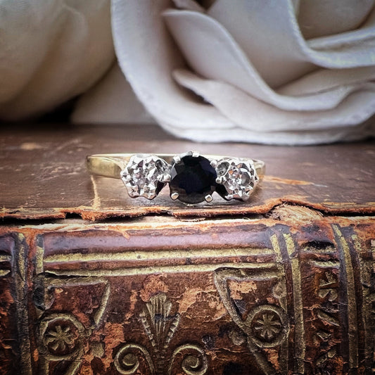 Anello vintage in oro giallo 9 ct con zaffiro e diamanti – Londra, 1962
