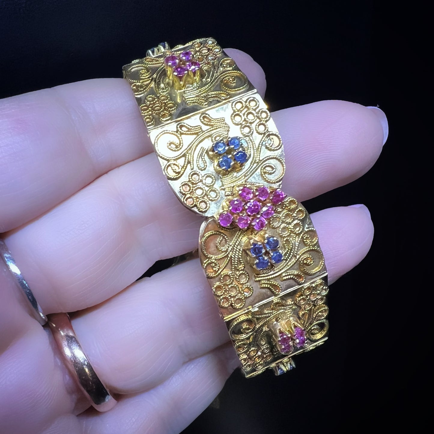 18K yellow gold bracelet with filigree, rubies, sapphires