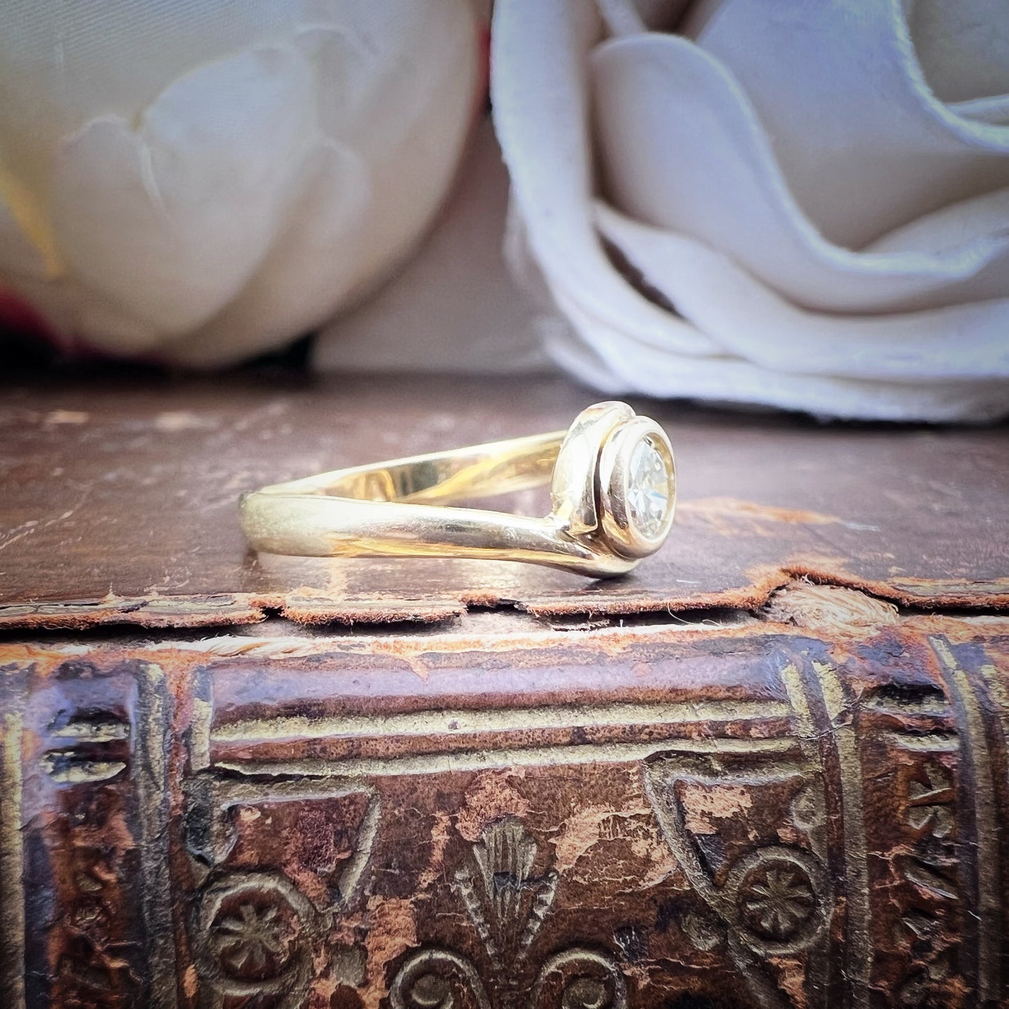 Elegante anello solitario vintage realizzato a Birmingham nel 1985, in oro giallo 9 carati