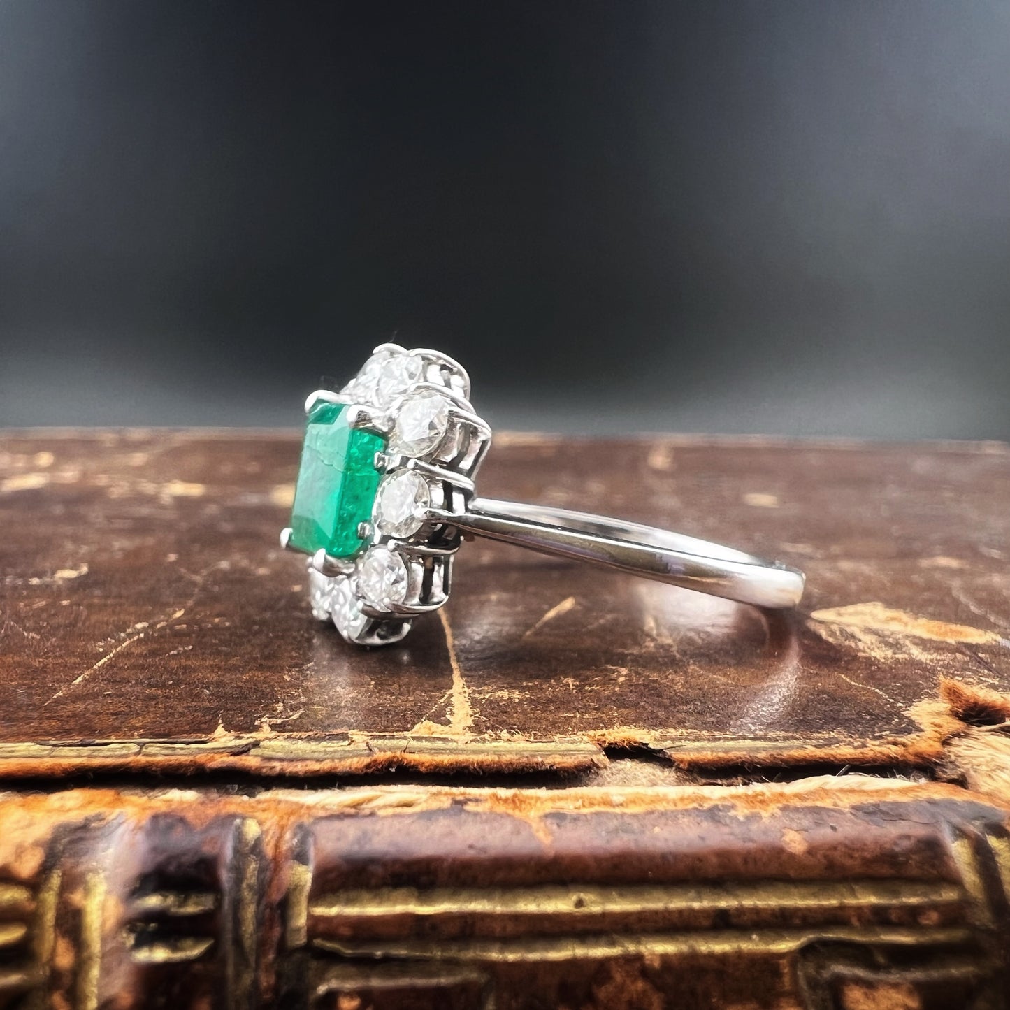 Gänseblümchenring aus 18 Karat Gold mit Smaragd und Diamanten