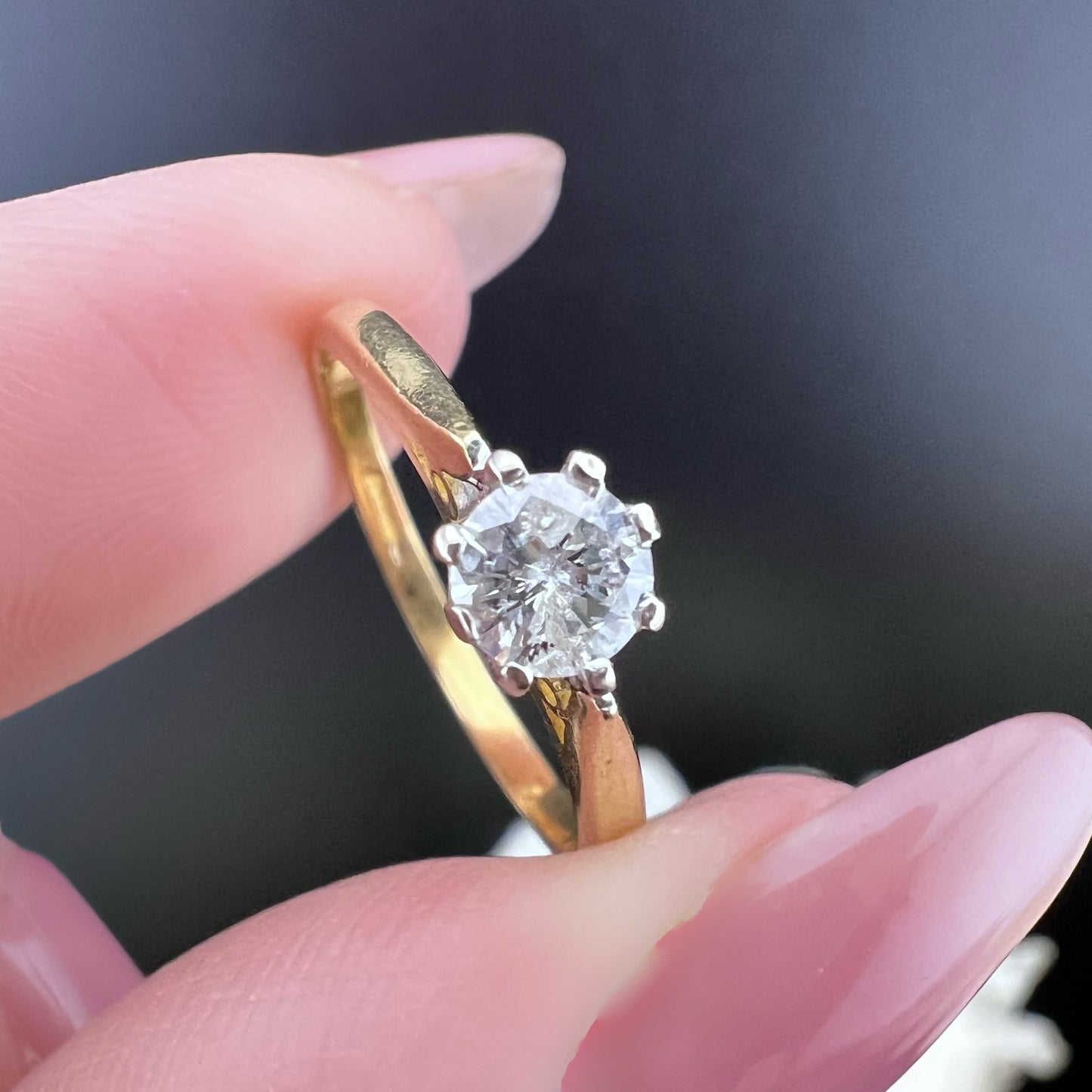 Vintage 18K Yellow Gold Solitaire Ring with Natural Diamond