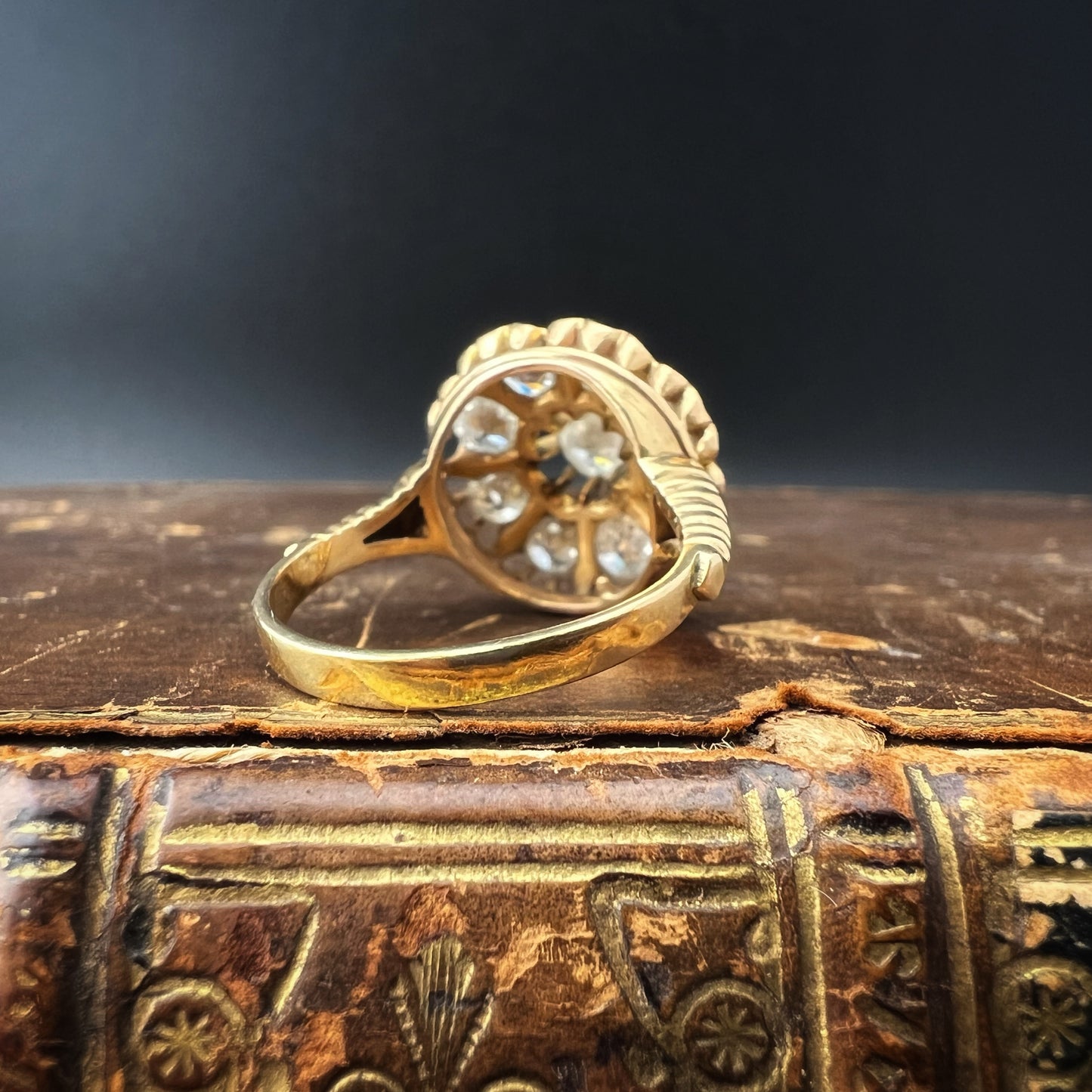 Antique Large Daisy Ring in 18K Gold with Old Mine Cut Diamonds