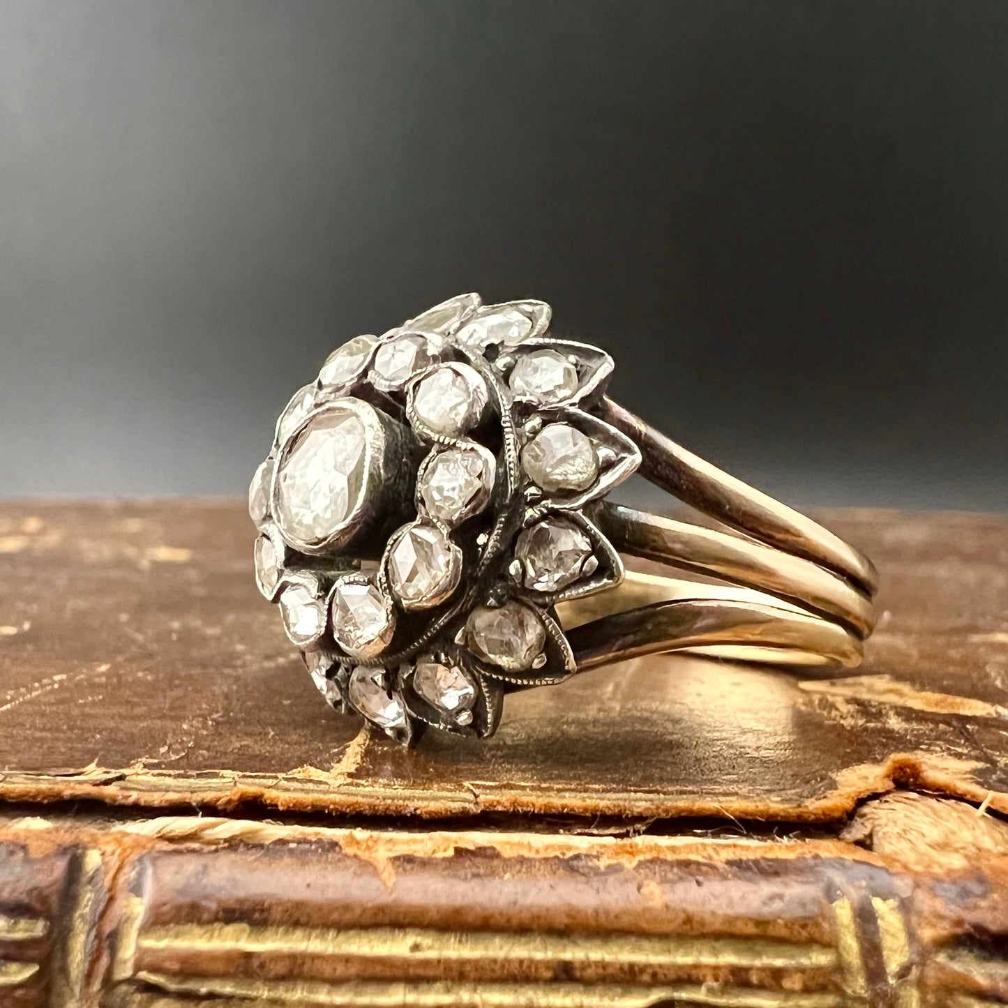 18 Karat Goldrosetten-Diamant- und Silberknospenring