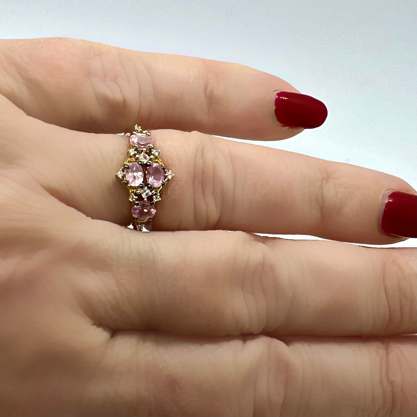 Ring mit rosa Saphiren und Diamanten