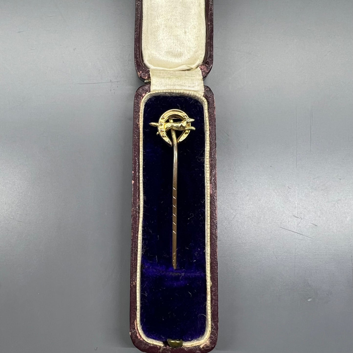 Viktorianische 9-karätige Goldbrosche mit Hufeisen und Fuchs