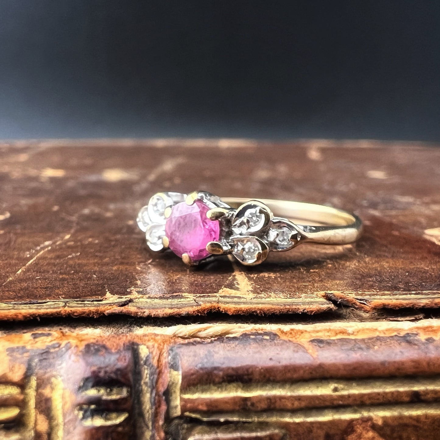 Anello Vintage con Rubino e Diamanti – Londra, 1986