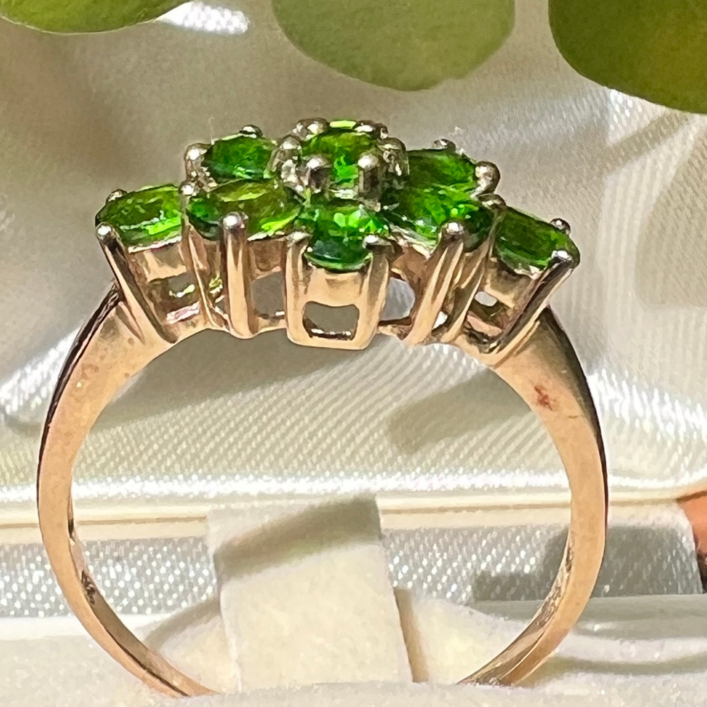Vintage daisy ring in yellow gold and chromodiopside