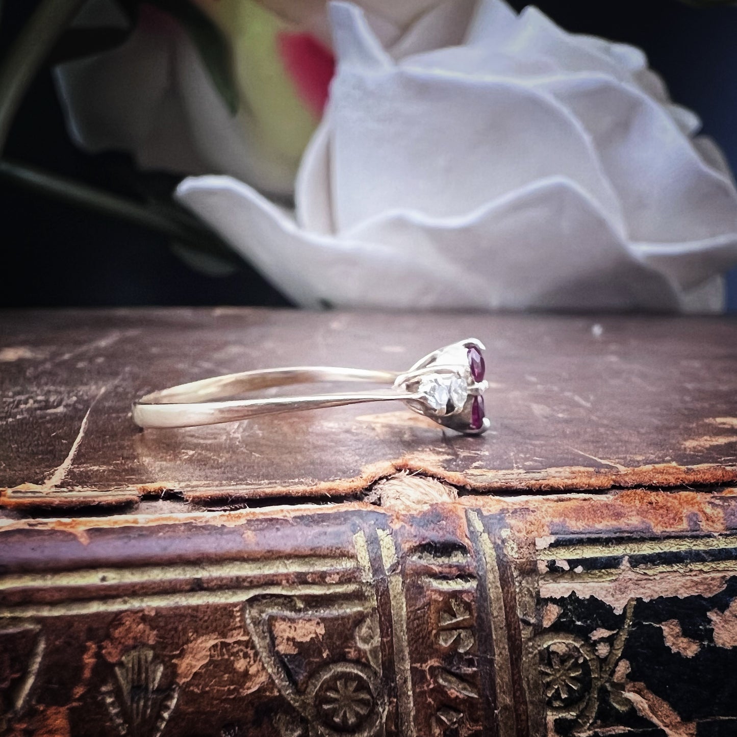 Anello Vintage con Rubini e Diamanti – Sheffield, 1983