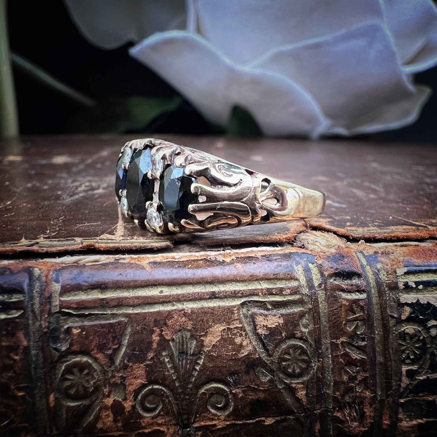 Band ring with three sapphires and diamonds