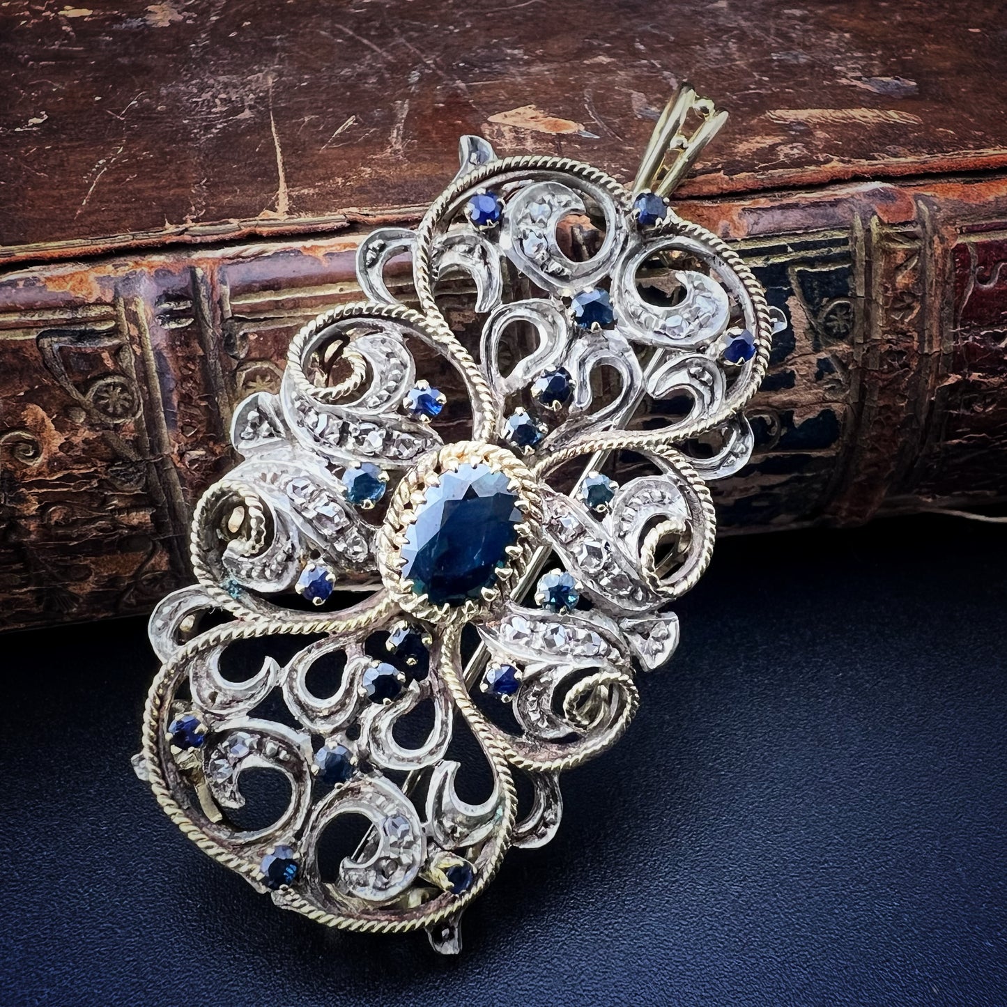 Anhänger - Brosche aus Gold, Silber, Saphiren und Diamantrosetten