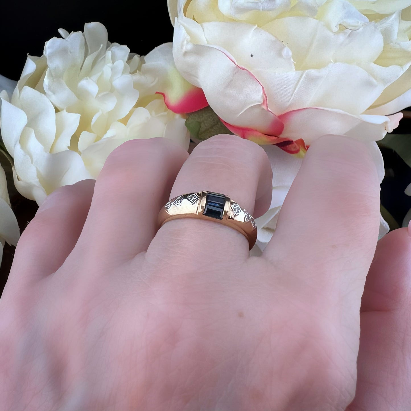 Anello in oro con zaffiri e diamanti
