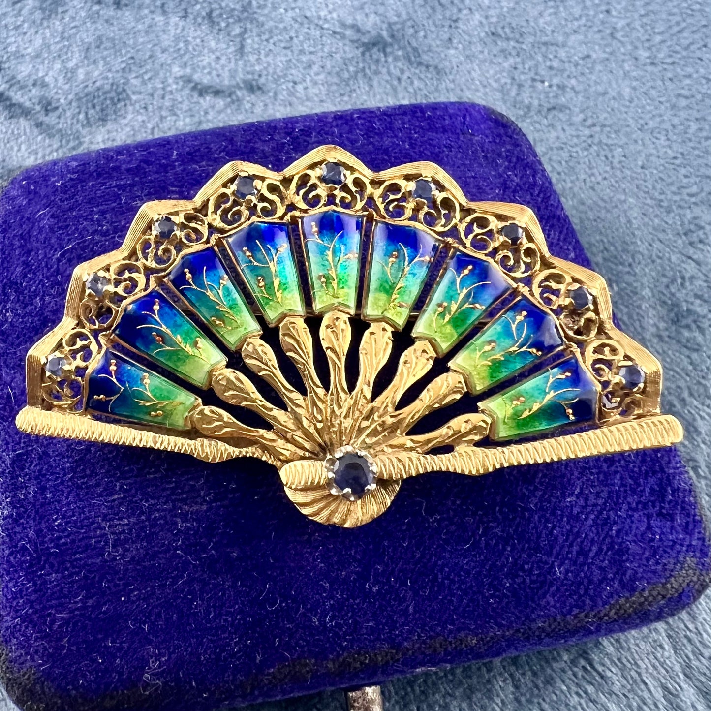 Fächerbrosche aus 18 Karat Gold, Saphir und Emaille. Italien, 1950er Jahre.