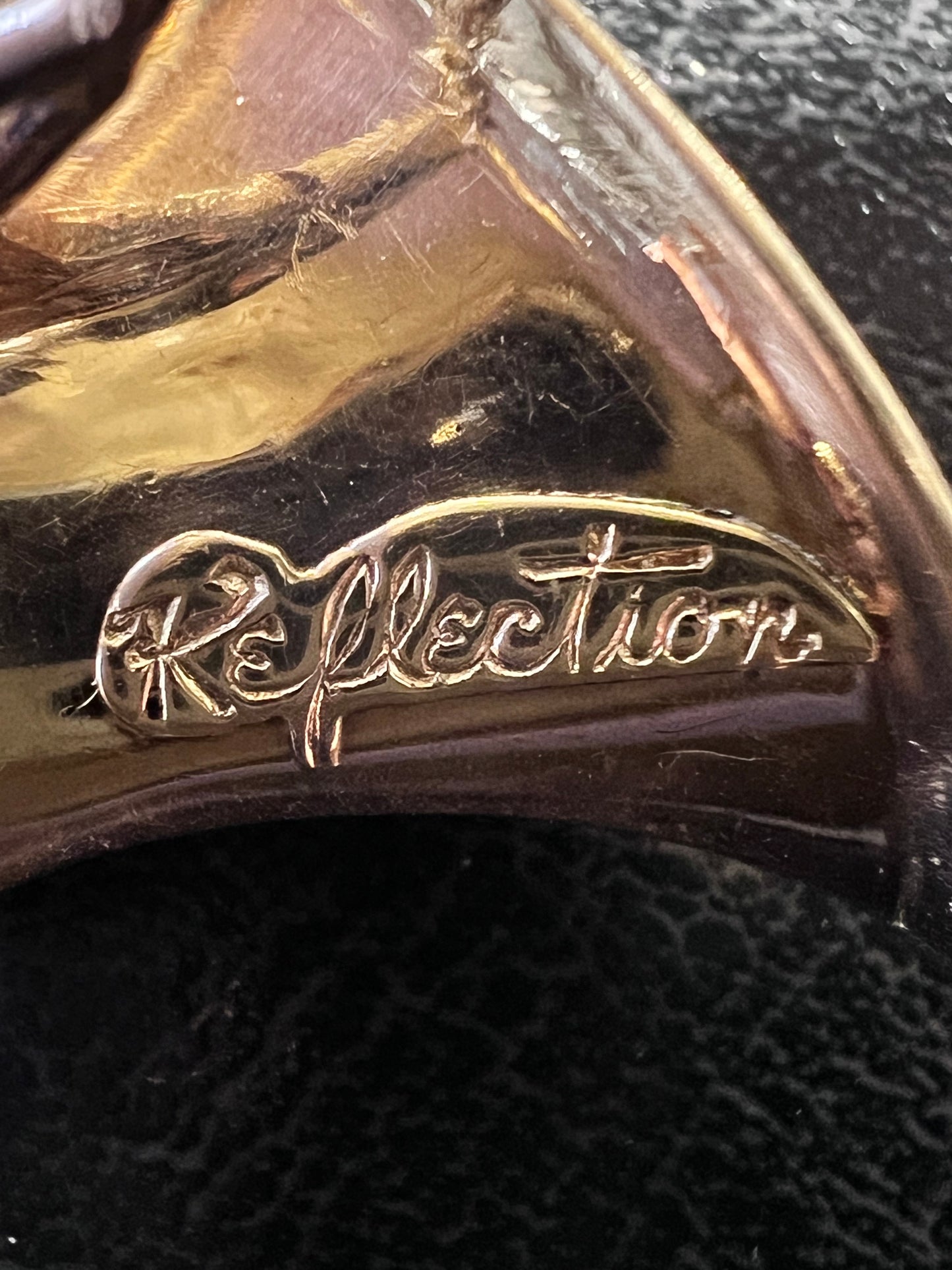 Importante spilla in oro, diamanti, smeraldi e zaffiri: Trabert & Hoeffer/Mauboussin REFLECTION