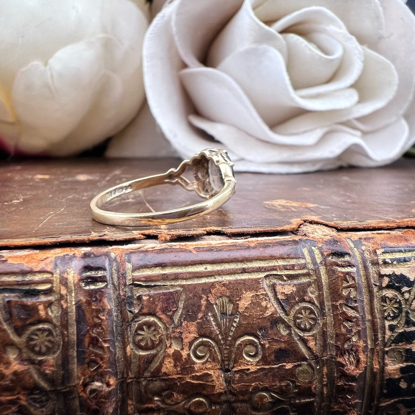 Anello in oro vintage con quarzo fumé e spallette a giorno (Londra, 1992)
