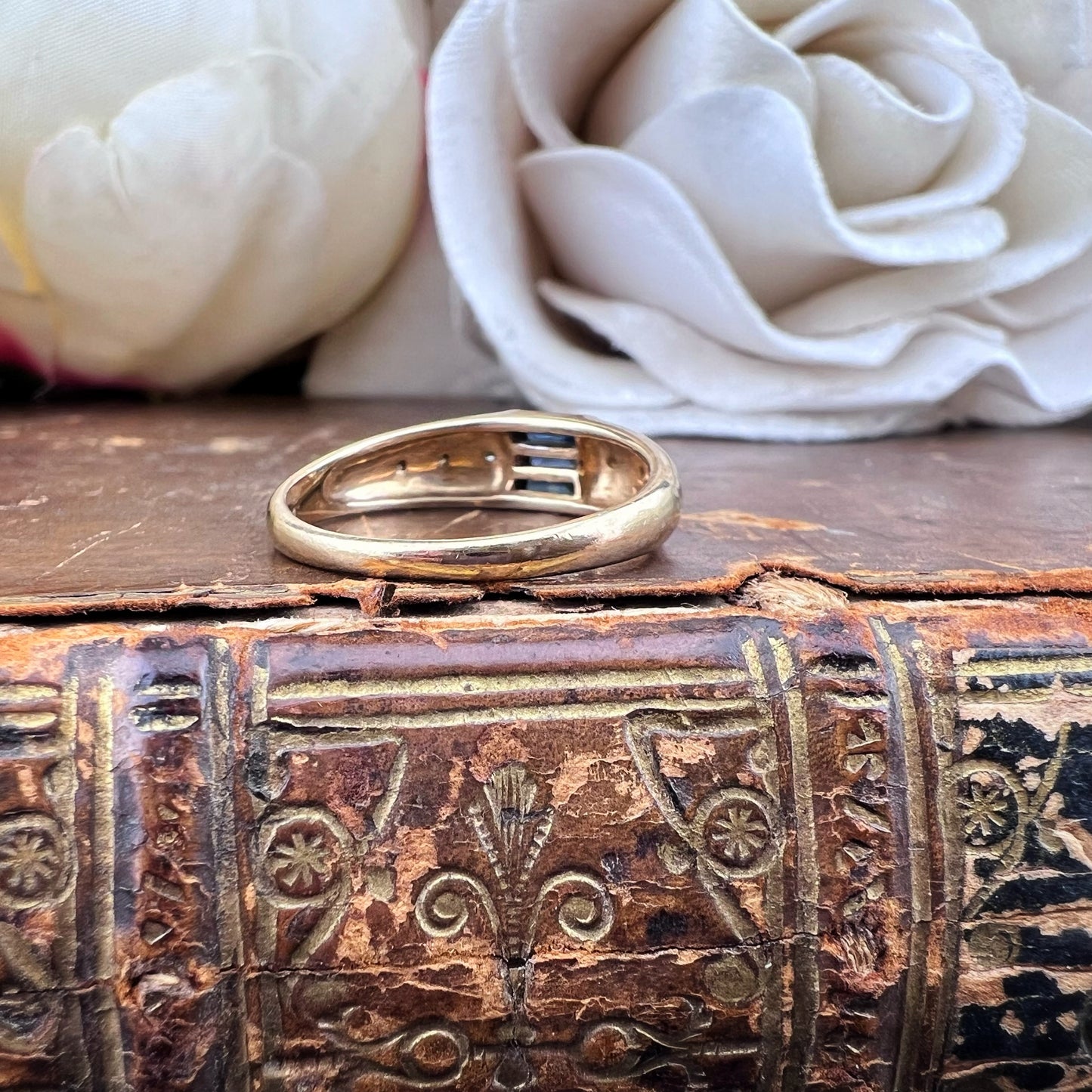Anello in oro con zaffiri e diamanti