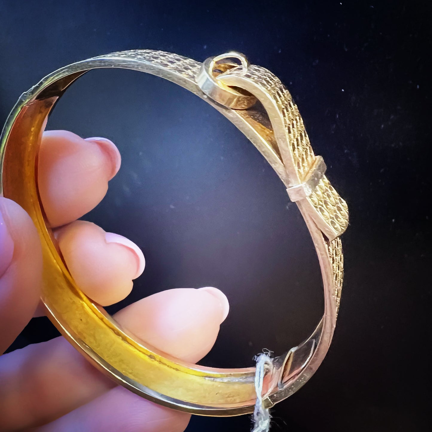 Starres Armband im Stil der 1930er Jahre mit Schnallenverzierung aus 18 Karat Gold