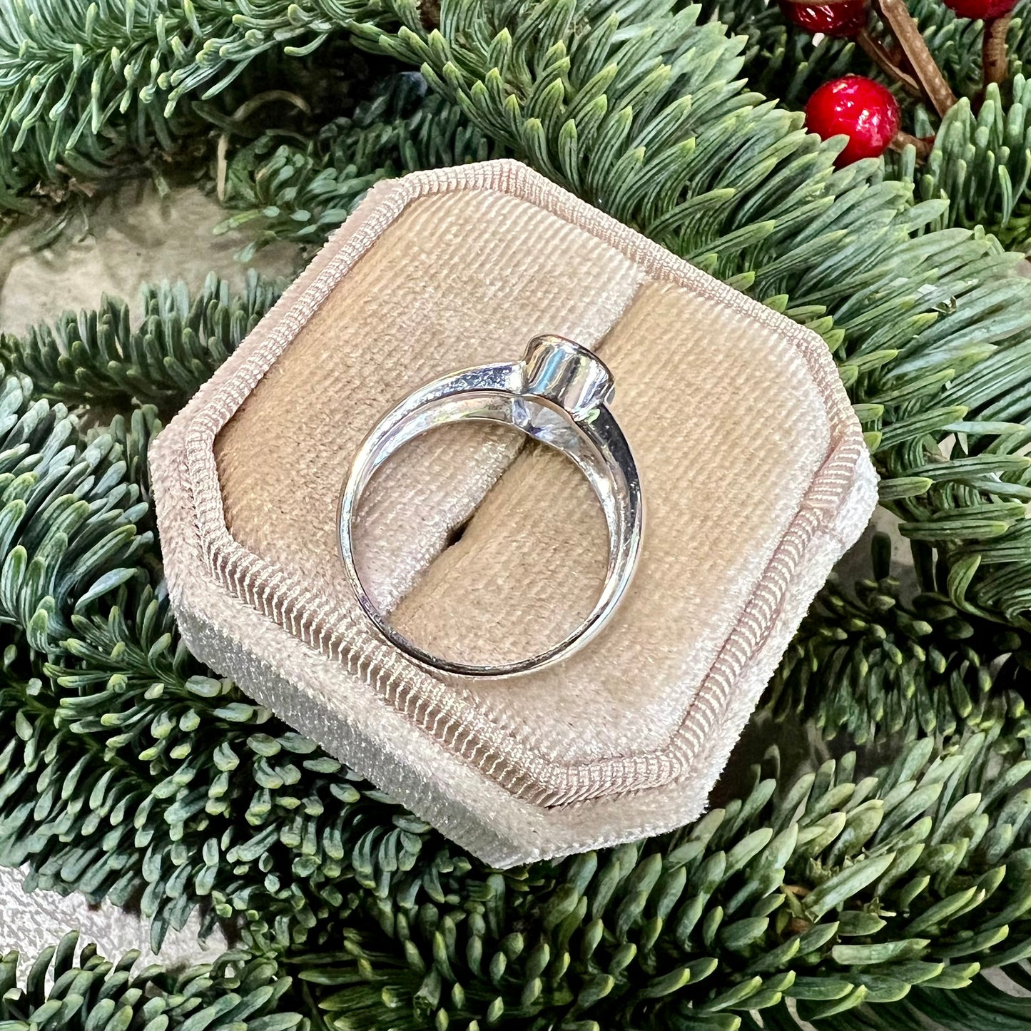 Ring with aquamarine and 18k white gold