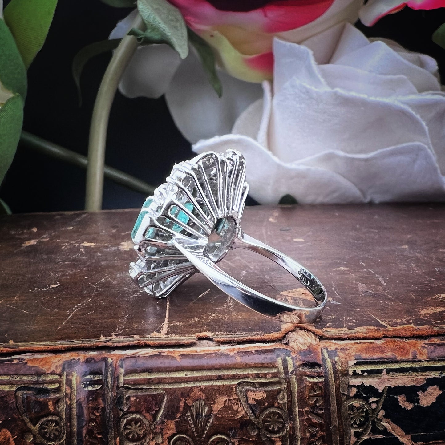 Anello a ballerina anni ’50 in oro bianco con diamanti e smeraldi