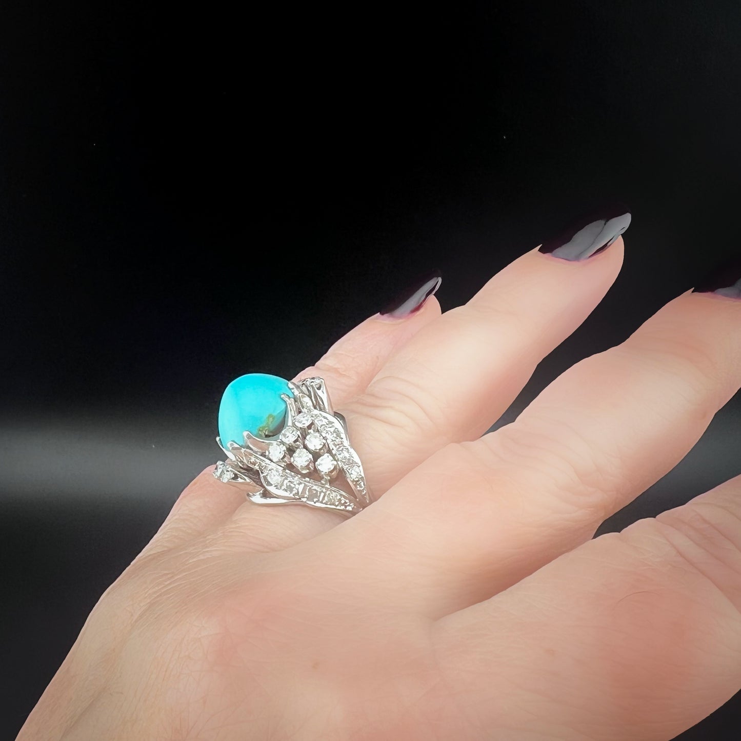 Imponente anello in oro bianco con turchese naturale e diamanti – Manifattura anni ’50