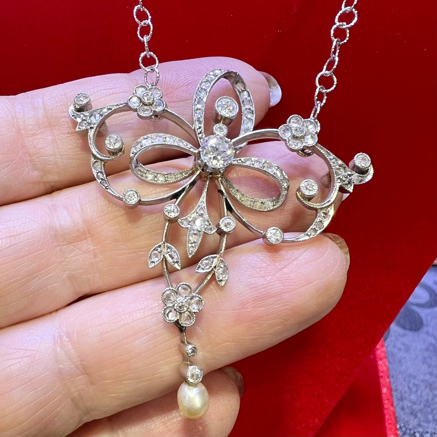 1920s lavalier necklace in 18kt white gold and 1.20ct diamonds